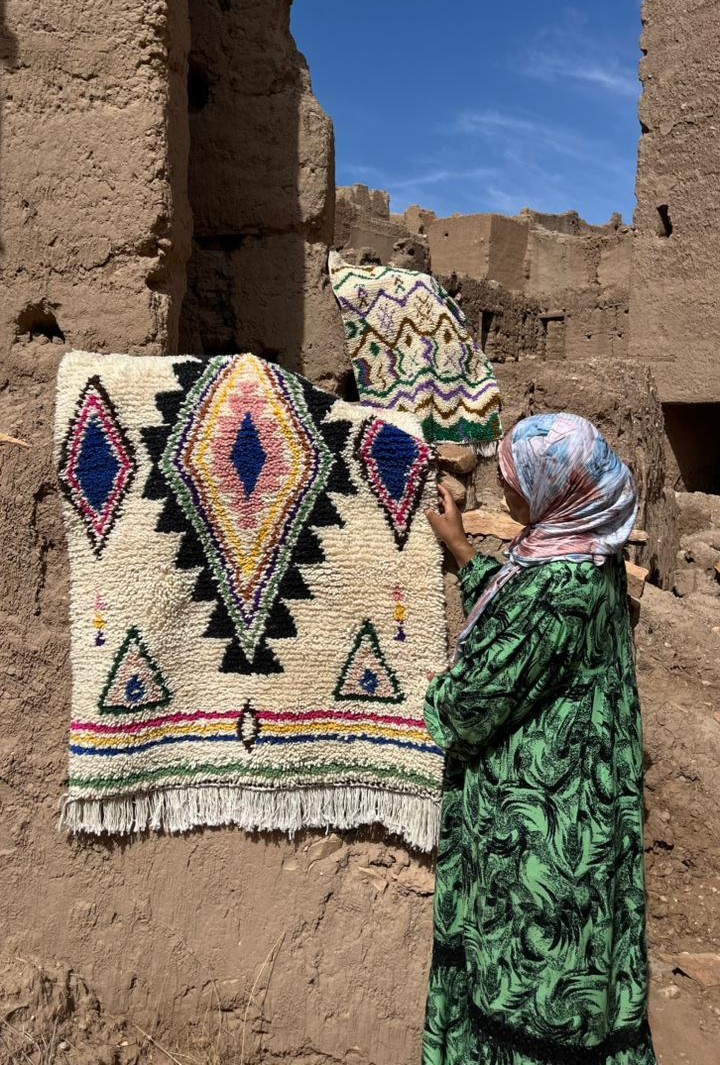 Moroccan artisans weaving rugs